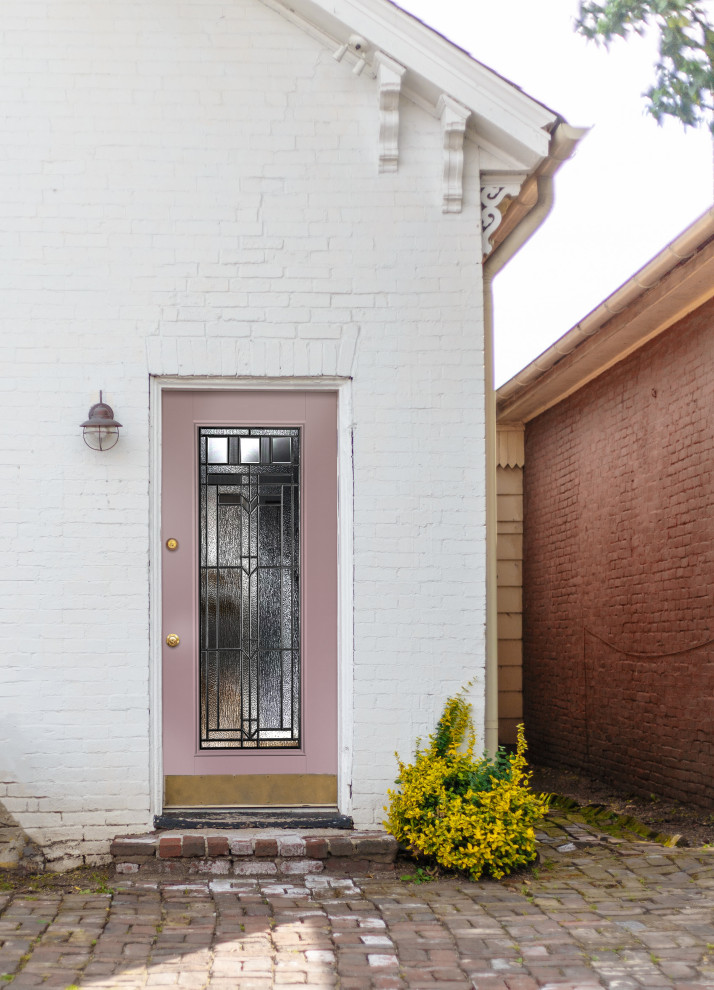 Foto de fachada de casa blanca bohemia de tamaño medio de dos plantas con revestimiento de ladrillo