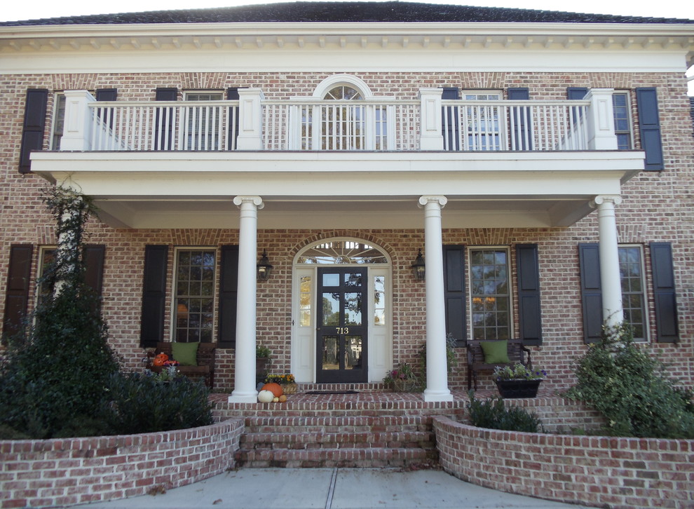 Großes, Zweistöckiges Klassisches Einfamilienhaus mit Backsteinfassade, roter Fassadenfarbe, Satteldach und Schindeldach in Raleigh