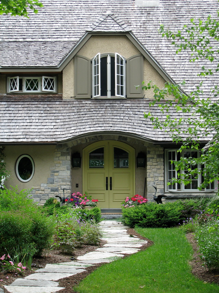 Foto de fachada de casa beige clásica grande de dos plantas con revestimiento de estuco, tejado a la holandesa y tejado de teja de madera