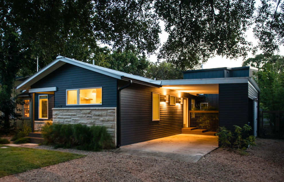 На фото: синий частный загородный дом среднего размера в стиле модернизм с разными уровнями, комбинированной облицовкой, двускатной крышей и крышей из гибкой черепицы с
