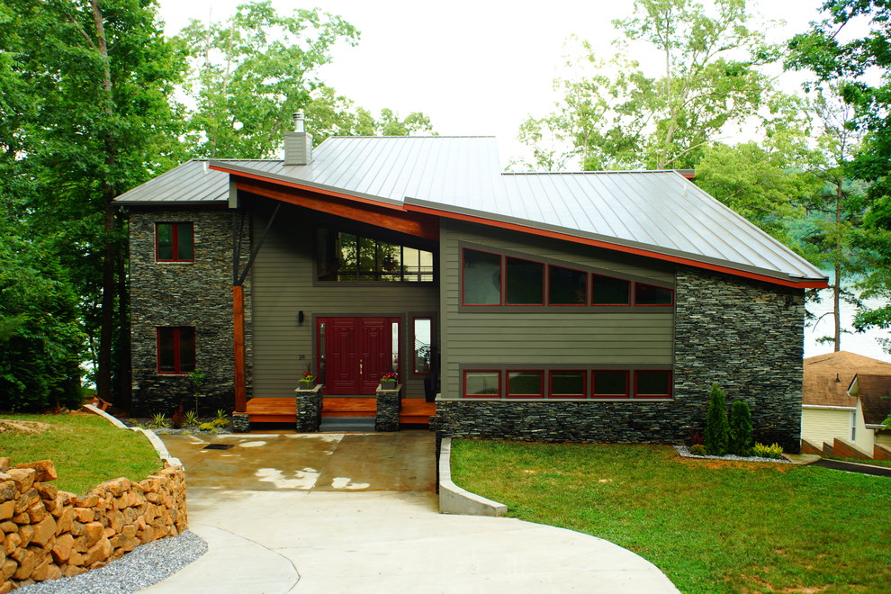 Foto de fachada gris moderna grande de tres plantas con revestimientos combinados y tejado de un solo tendido