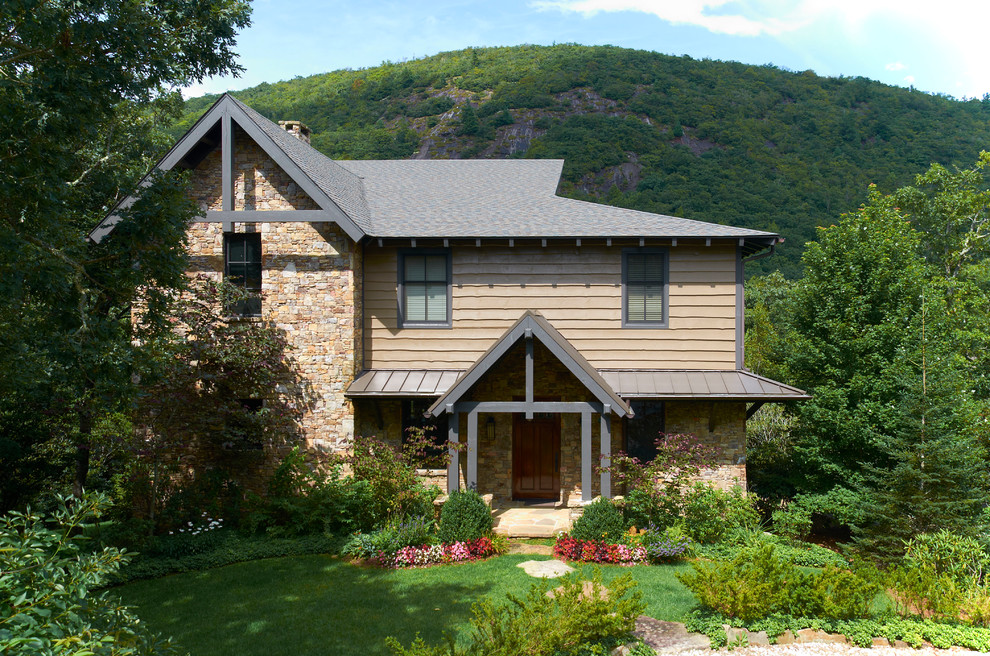 Aménagement d'une façade de maison beige classique à un étage et de taille moyenne avec un revêtement mixte et un toit à deux pans.