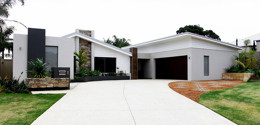 Ispirazione per la facciata di una casa grande beige moderna a un piano con rivestimento in mattoni e tetto a padiglione