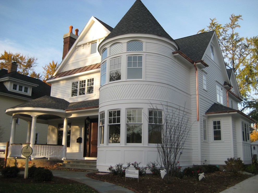 Design ideas for a traditional house exterior in Chicago.