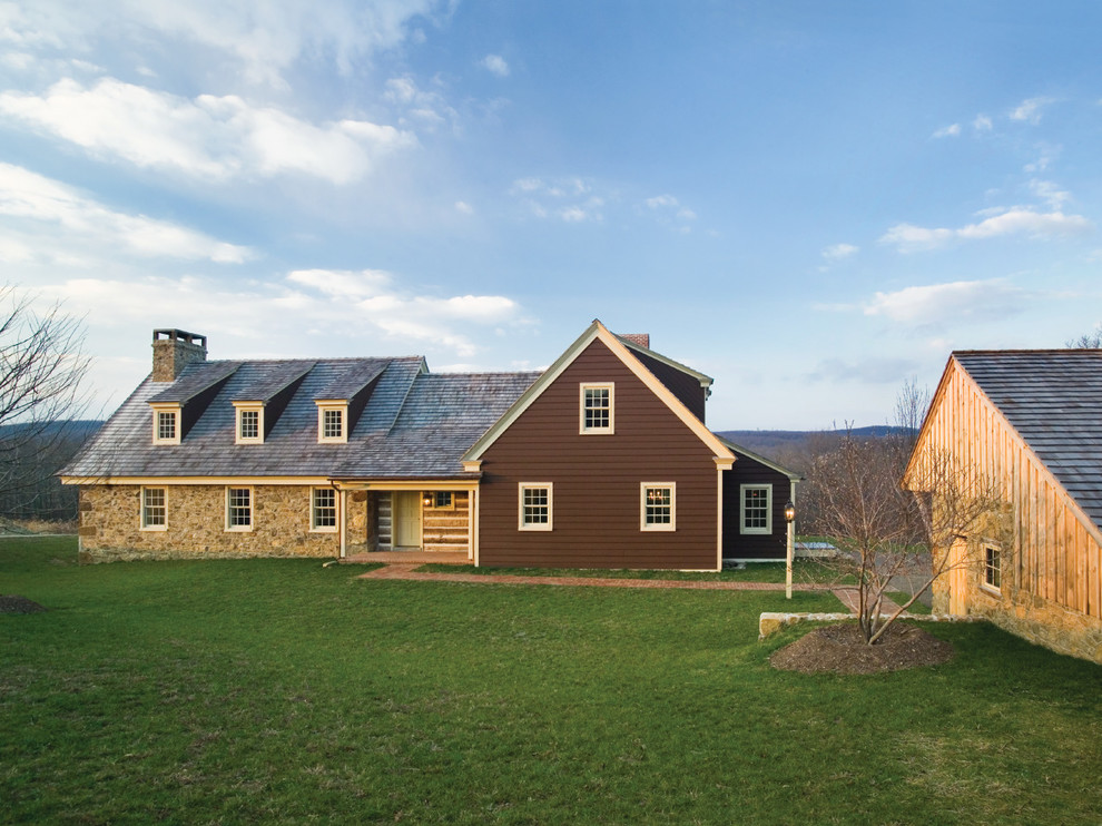Großes, Zweistöckiges Country Haus mit bunter Fassadenfarbe, Satteldach und Schindeldach in Philadelphia