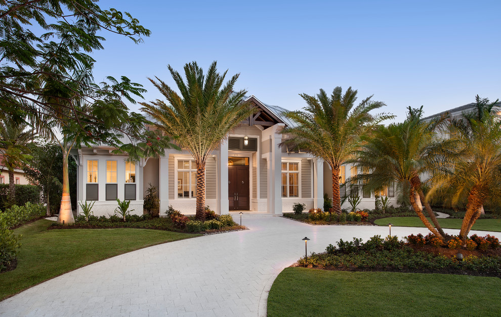 Großes, Einstöckiges Klassisches Haus mit brauner Fassadenfarbe in Miami
