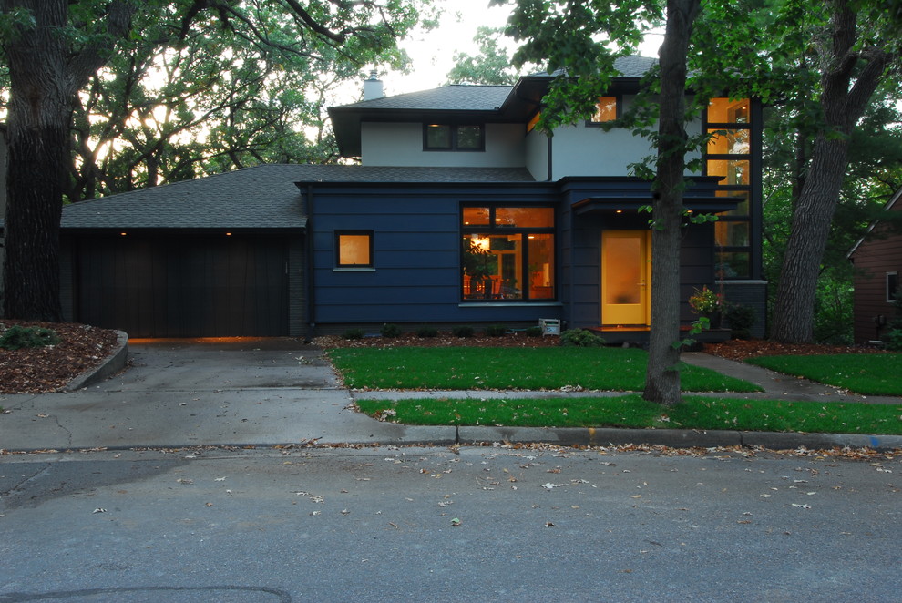 Идея дизайна: двухэтажный, синий дом среднего размера в современном стиле с комбинированной облицовкой и вальмовой крышей