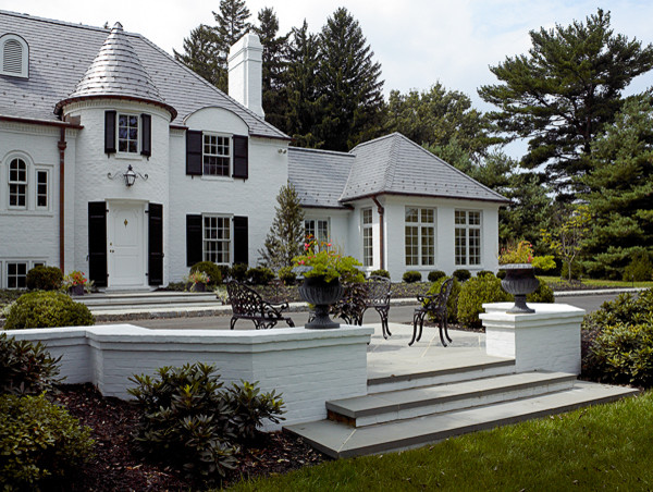 Пример оригинального дизайна: белый, большой частный загородный дом в классическом стиле с вальмовой крышей и крышей из гибкой черепицы