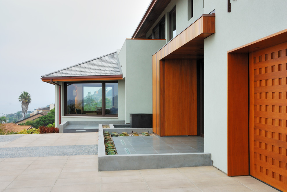 Foto de fachada de casa gris contemporánea grande de dos plantas con revestimientos combinados