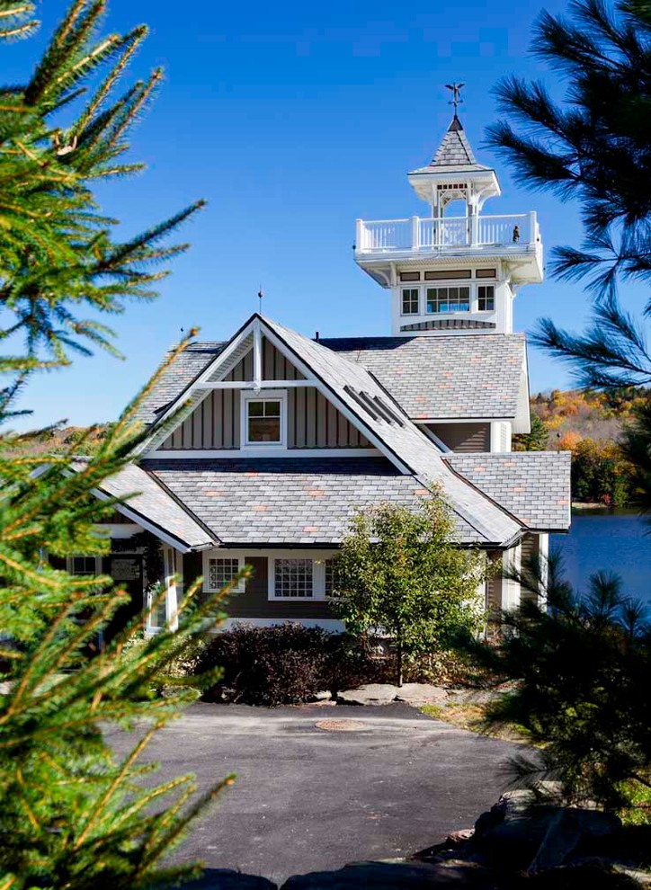 Стильный дизайн: серый, трехэтажный дом среднего размера в викторианском стиле с двускатной крышей и комбинированной облицовкой - последний тренд