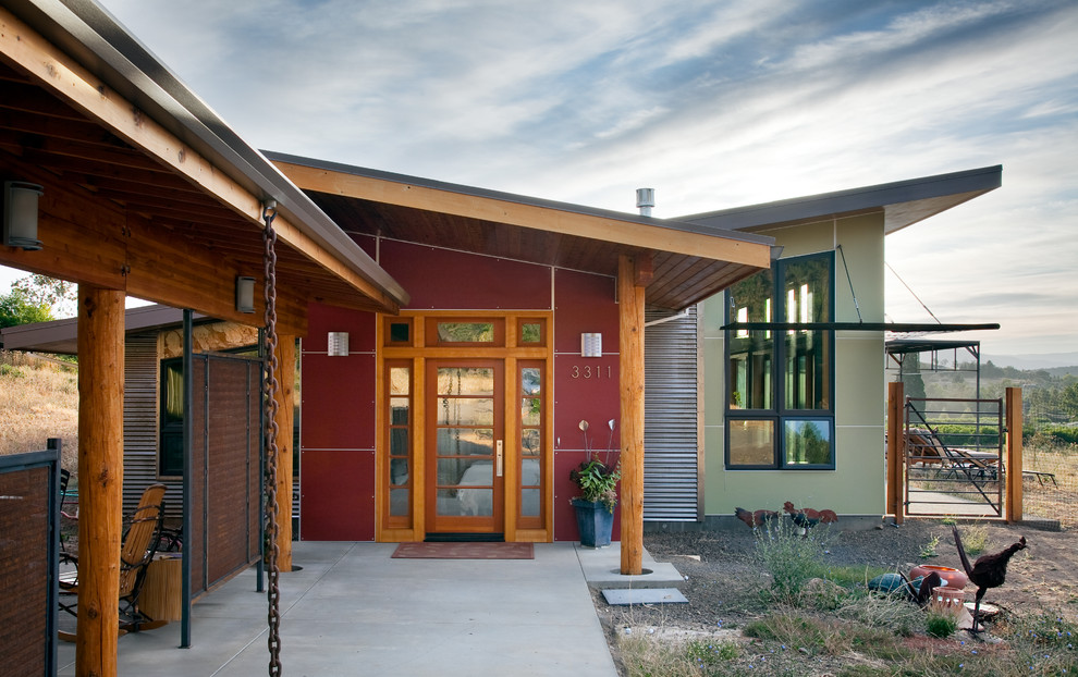 Diseño de fachada de casa multicolor contemporánea de tamaño medio de una planta con revestimientos combinados, tejado de un solo tendido y tejado de metal