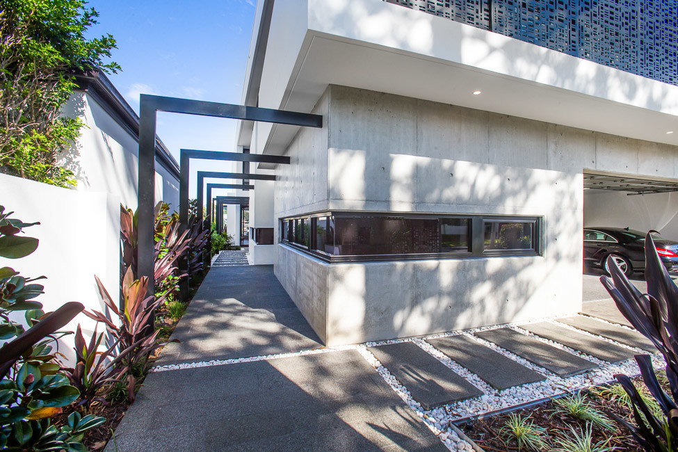 Großes, Dreistöckiges Modernes Haus mit Betonfassade und weißer Fassadenfarbe in Gold Coast - Tweed