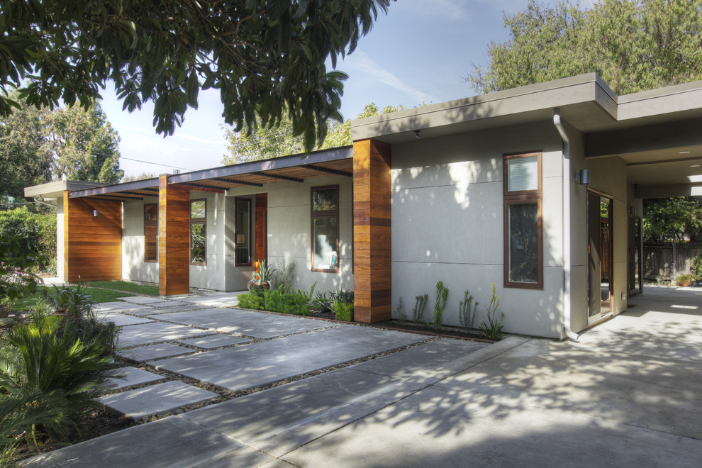Einstöckiges, Mittelgroßes Modernes Einfamilienhaus mit Betonfassade, grauer Fassadenfarbe und Flachdach in Sacramento