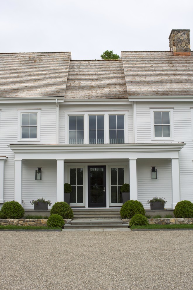 Geräumiges, Dreistöckiges Klassisches Haus mit weißer Fassadenfarbe, Satteldach und Schindeldach in New York