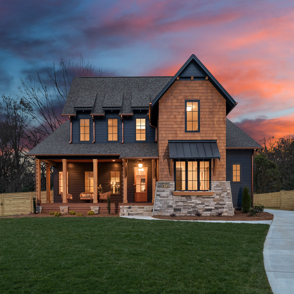 Großes, Zweistöckiges Landhaus Einfamilienhaus mit Mix-Fassade, schwarzer Fassadenfarbe, Satteldach und Schindeldach in Charlotte