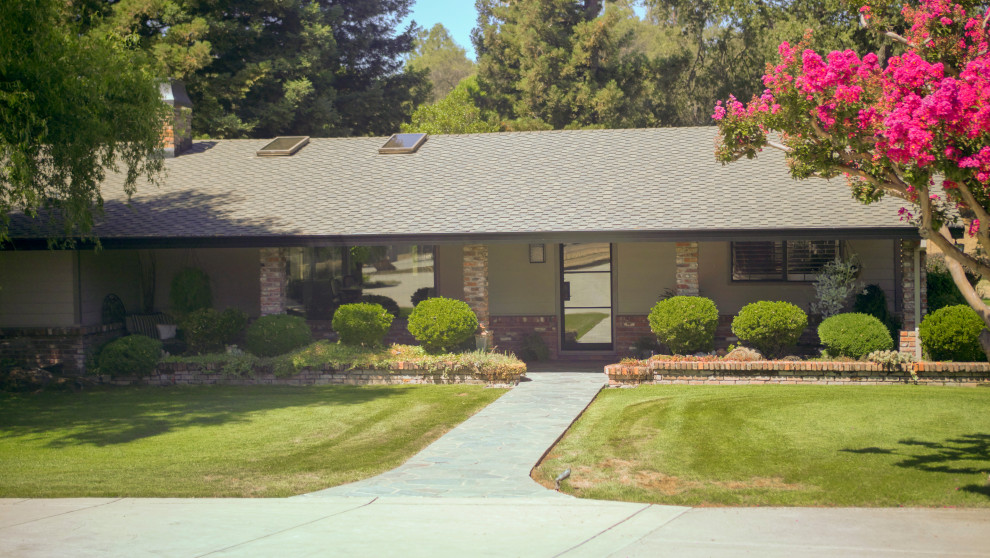 Mid-sized 1950s beige one-story stucco house exterior idea in Sacramento with a shingle roof