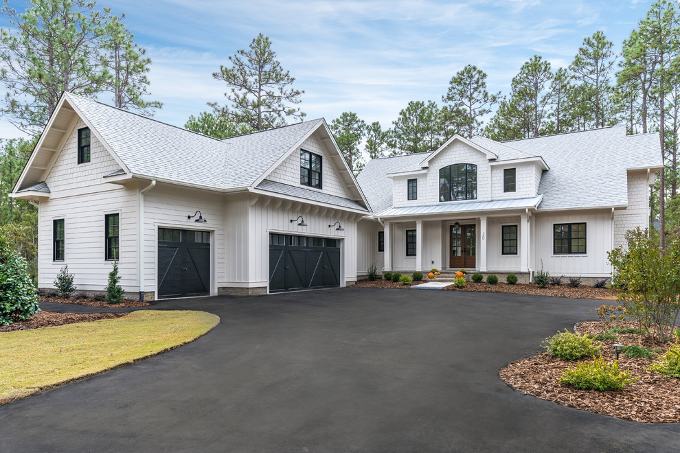 Zweistöckiges Landhaus Einfamilienhaus mit Mix-Fassade, weißer Fassadenfarbe, Satteldach und Schindeldach in Raleigh