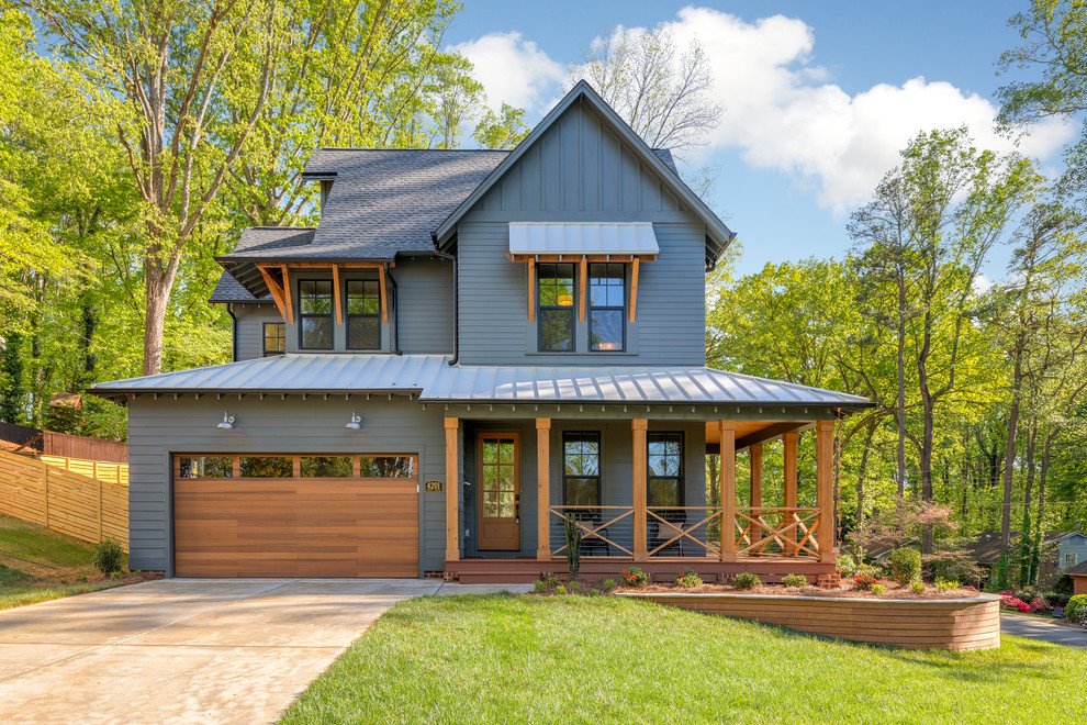 Стильный дизайн: двухэтажный, синий частный загородный дом в стиле кантри с комбинированной облицовкой, двускатной крышей и крышей из гибкой черепицы - последний тренд