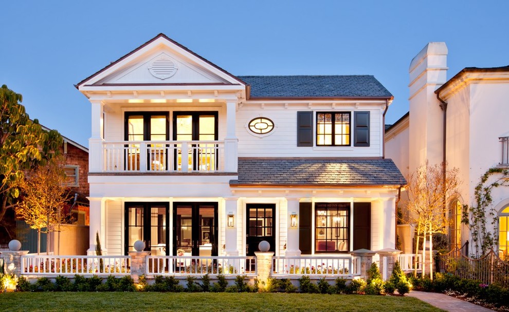 На фото: двухэтажный, белый частный загородный дом среднего размера в классическом стиле с облицовкой из винила, двускатной крышей и крышей из гибкой черепицы