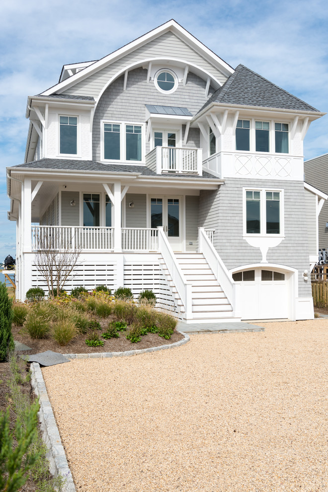 Пример оригинального дизайна: трехэтажный, серый частный загородный дом среднего размера в морском стиле с комбинированной облицовкой, двускатной крышей и крышей из гибкой черепицы