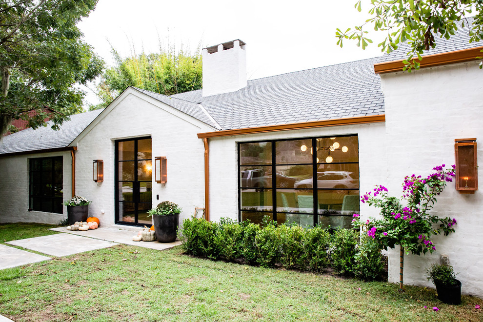 Geräumiges, Einstöckiges Klassisches Einfamilienhaus mit Backsteinfassade, weißer Fassadenfarbe, Satteldach und Schindeldach in Houston