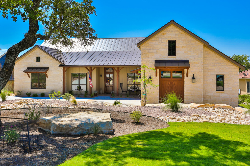 Mittelgroßes, Einstöckiges Klassisches Einfamilienhaus mit Mix-Fassade, beiger Fassadenfarbe, Satteldach und Blechdach in Austin