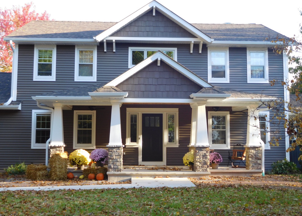 Mittelgroßes, Zweistöckiges Rustikales Einfamilienhaus mit Vinylfassade, blauer Fassadenfarbe, Satteldach und Schindeldach in Sonstige
