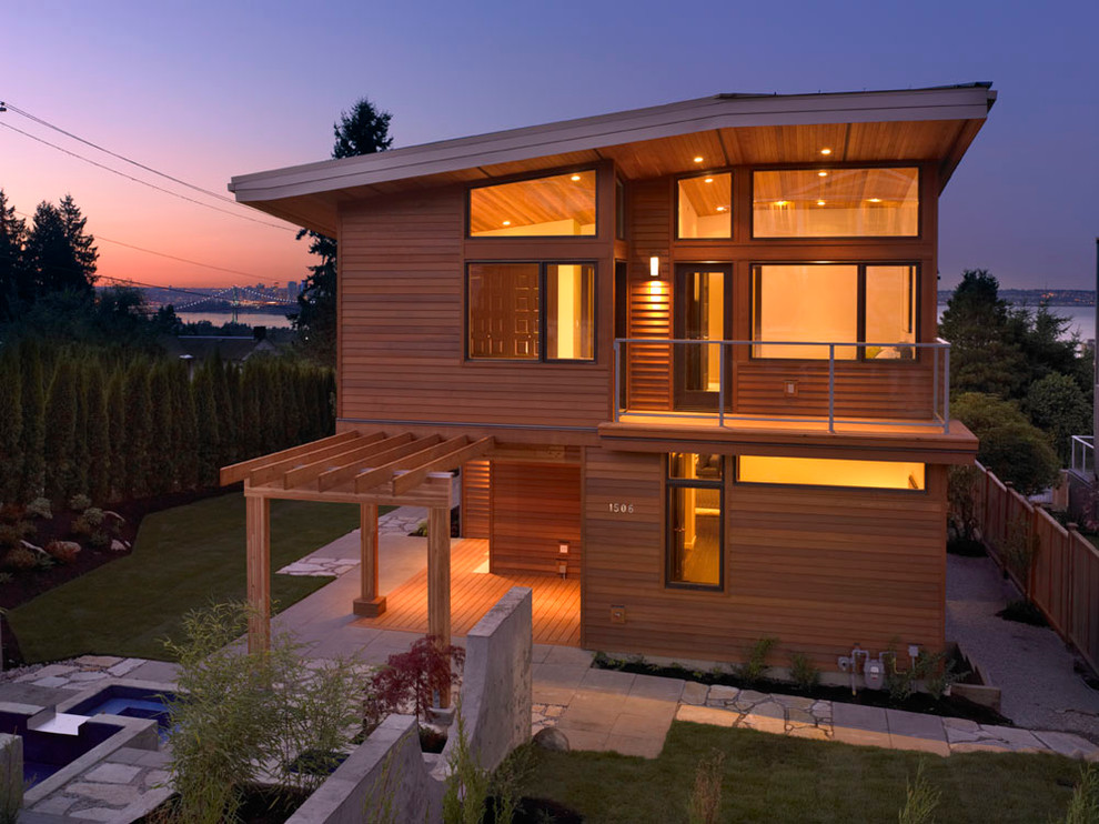 Modelo de fachada minimalista grande de tres plantas con revestimiento de madera
