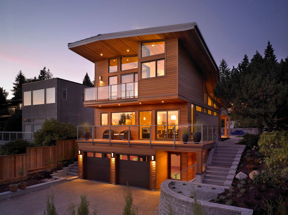 Cette photo montre une grande façade de maison moderne en bois à deux étages et plus.