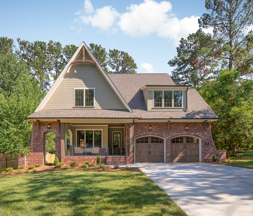 Großes, Zweistöckiges Klassisches Einfamilienhaus mit Faserzement-Fassade, grüner Fassadenfarbe, Satteldach und Schindeldach in Charlotte