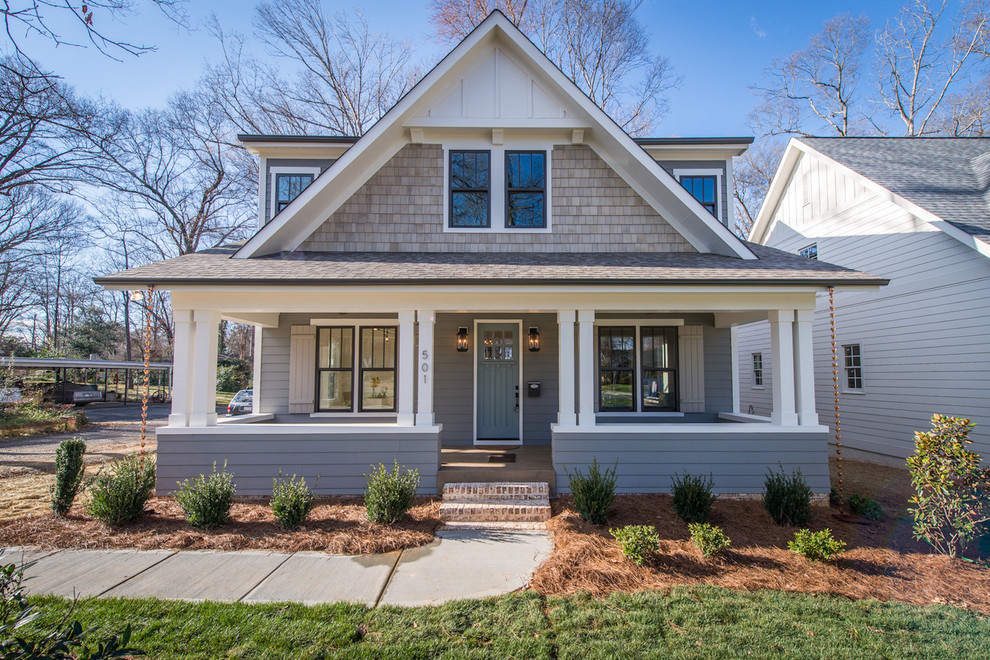 Mittelgroßes, Zweistöckiges Rustikales Einfamilienhaus mit Mix-Fassade, blauer Fassadenfarbe und Schindeldach in Charlotte