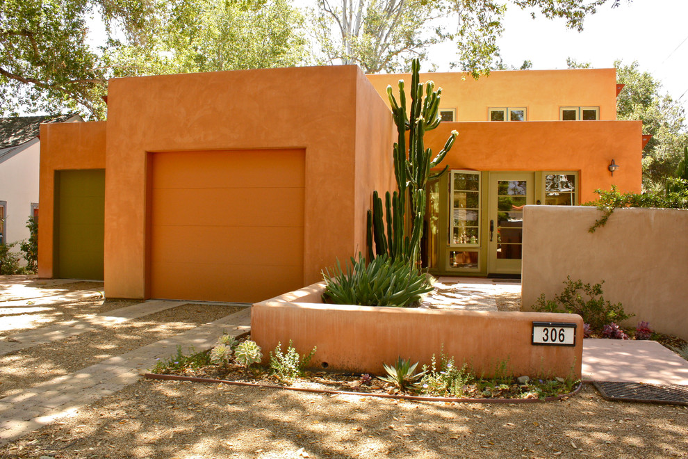 Zweistöckiges Mediterranes Haus mit Lehmfassade, Flachdach und oranger Fassadenfarbe in Santa Barbara