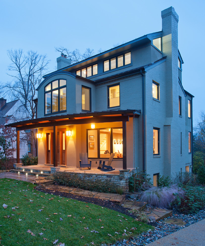 Ispirazione per la facciata di una casa bianca classica a due piani con rivestimento in legno