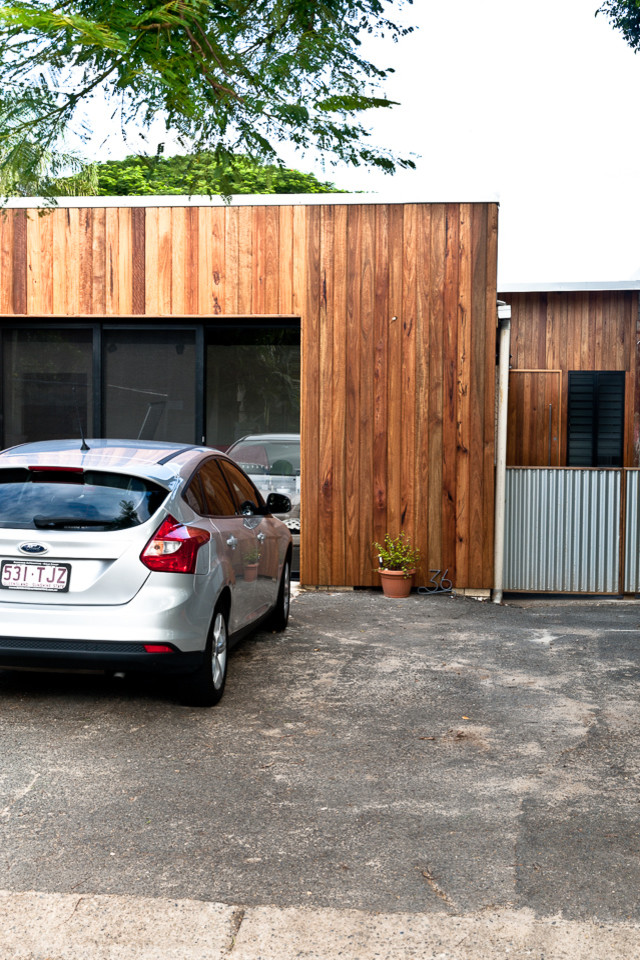 Свежая идея для дизайна: гараж среднего размера в стиле лофт - отличное фото интерьера