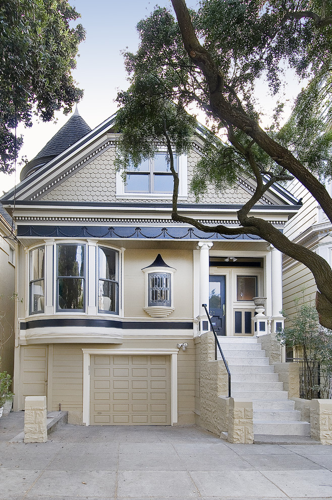 サンフランシスコにある小さなヴィクトリアン調のおしゃれな二階建ての家の写真