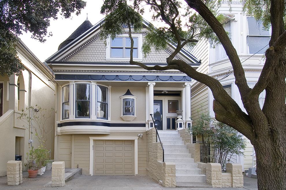 サンフランシスコにある小さなヴィクトリアン調のおしゃれな二階建ての家の写真