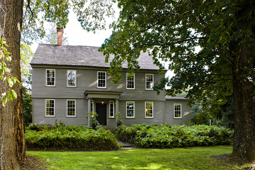 Пример оригинального дизайна: двухэтажный, деревянный, серый, большой дом в классическом стиле