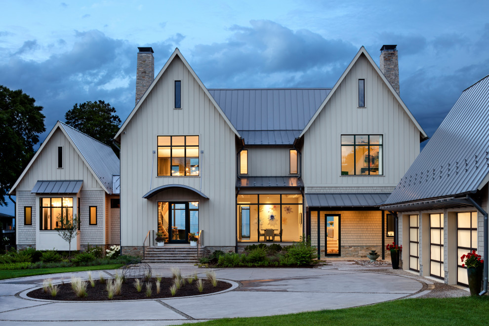 Стильный дизайн: огромный, трехэтажный, белый частный загородный дом в стиле неоклассика (современная классика) с металлической крышей - последний тренд