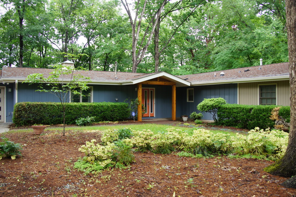 Cette photo montre une façade de maison bleue tendance de taille moyenne et de plain-pied avec un revêtement mixte, un toit à deux pans et un toit en shingle.