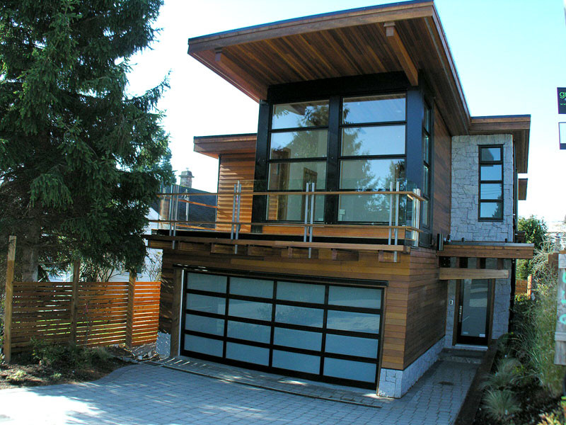 Idee per la facciata di una casa marrone moderna a due piani di medie dimensioni con rivestimento in legno e tetto piano