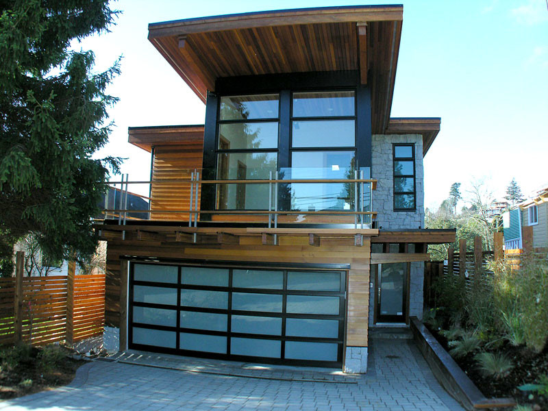 Idées déco pour une façade de maison marron moderne en bois de taille moyenne et à un étage avec un toit plat.