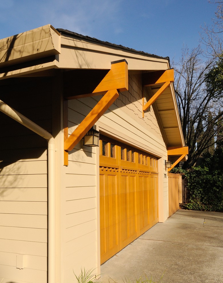 Aménagement d'une façade de maison beige craftsman en panneau de béton fibré de taille moyenne et de plain-pied avec un toit à deux pans.