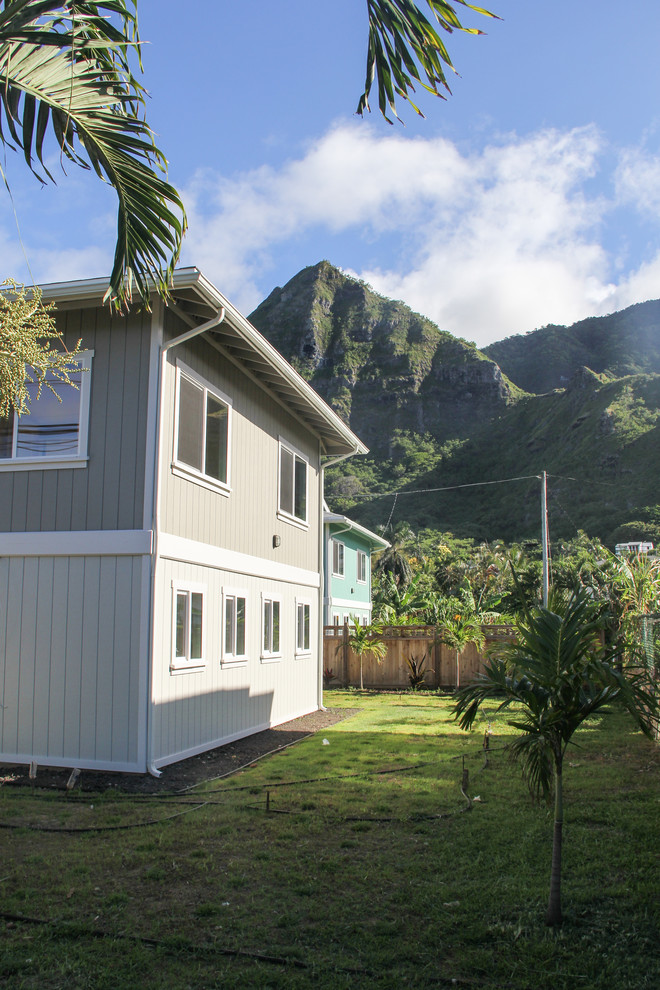 ハワイにあるお手頃価格の中くらいなビーチスタイルのおしゃれな家の外観の写真