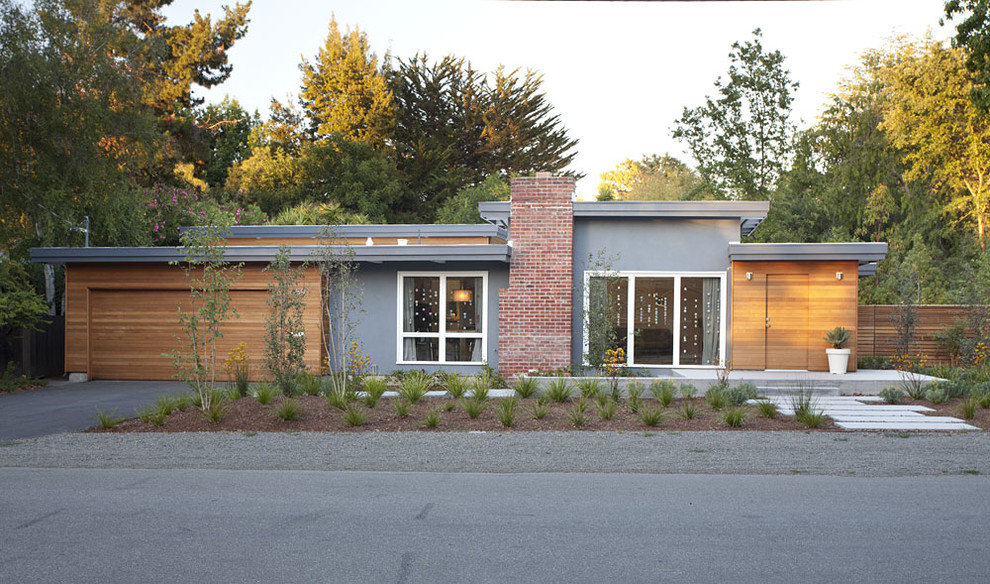 Example of a mid-century modern exterior home design in San Francisco