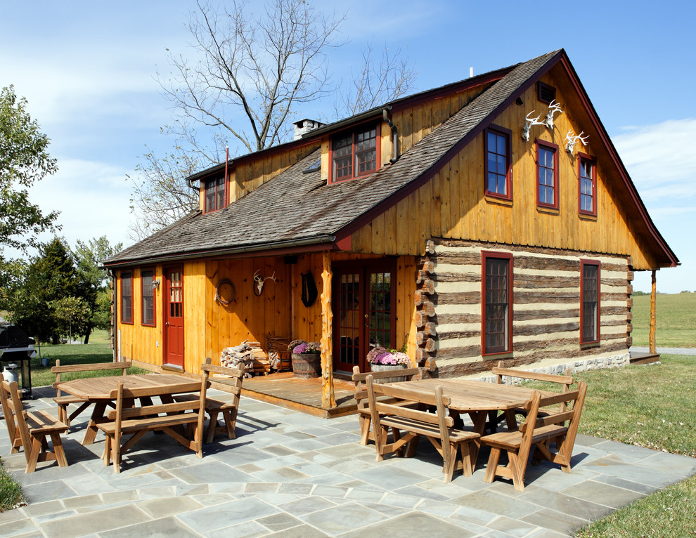 Diseño de fachada de casa multicolor rústica de tamaño medio de dos plantas con revestimiento de madera, tejado a dos aguas y tejado de teja de madera