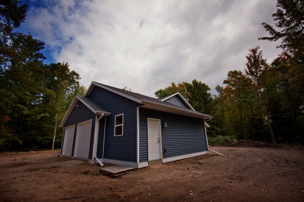 Diseño de fachada de casa azul rural de tamaño medio de una planta con revestimiento de vinilo y tejado de teja de madera