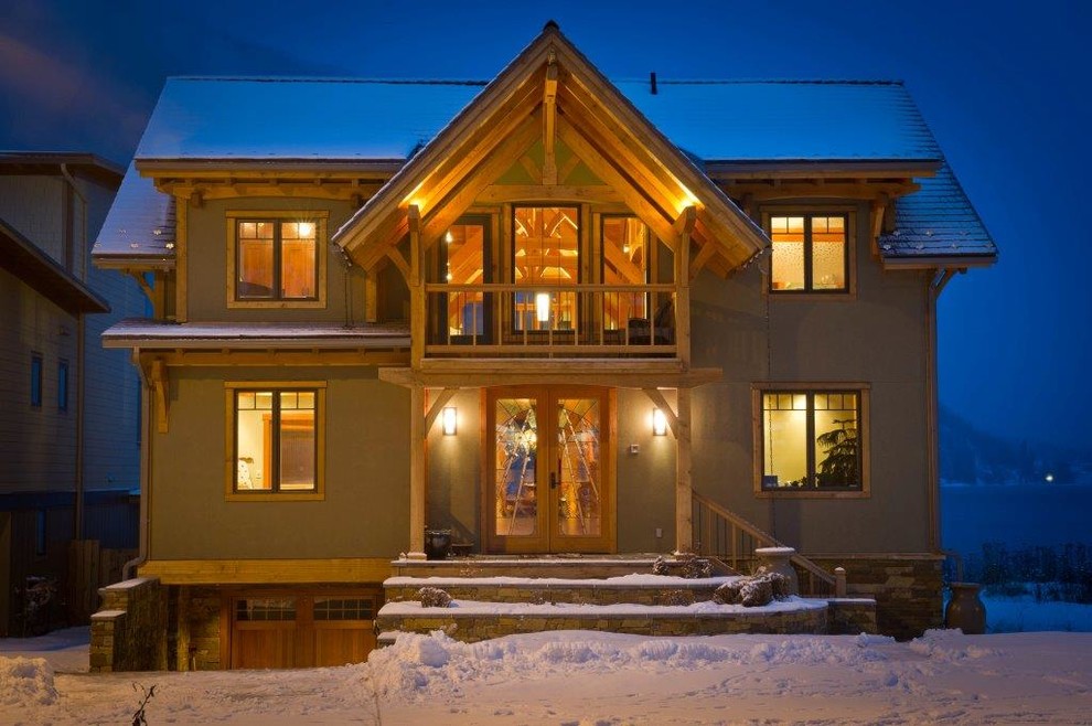 Aménagement d'une façade de maison verte classique de taille moyenne et à un étage avec un revêtement mixte et un toit à deux pans.