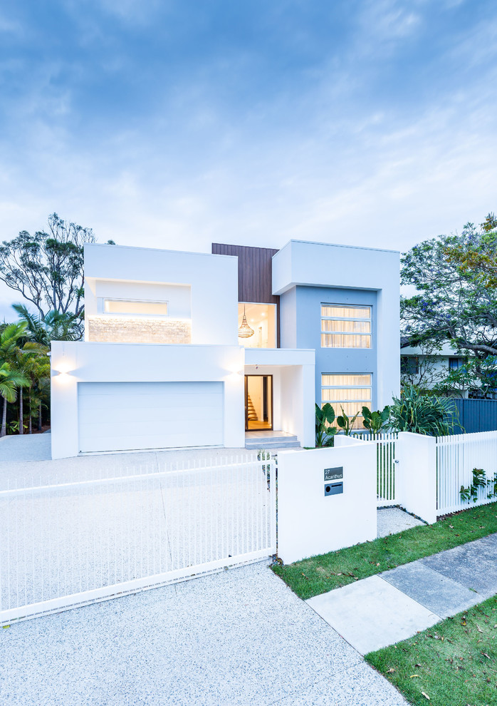 Idée de décoration pour une grande façade de maison blanche minimaliste à un étage avec un toit plat.