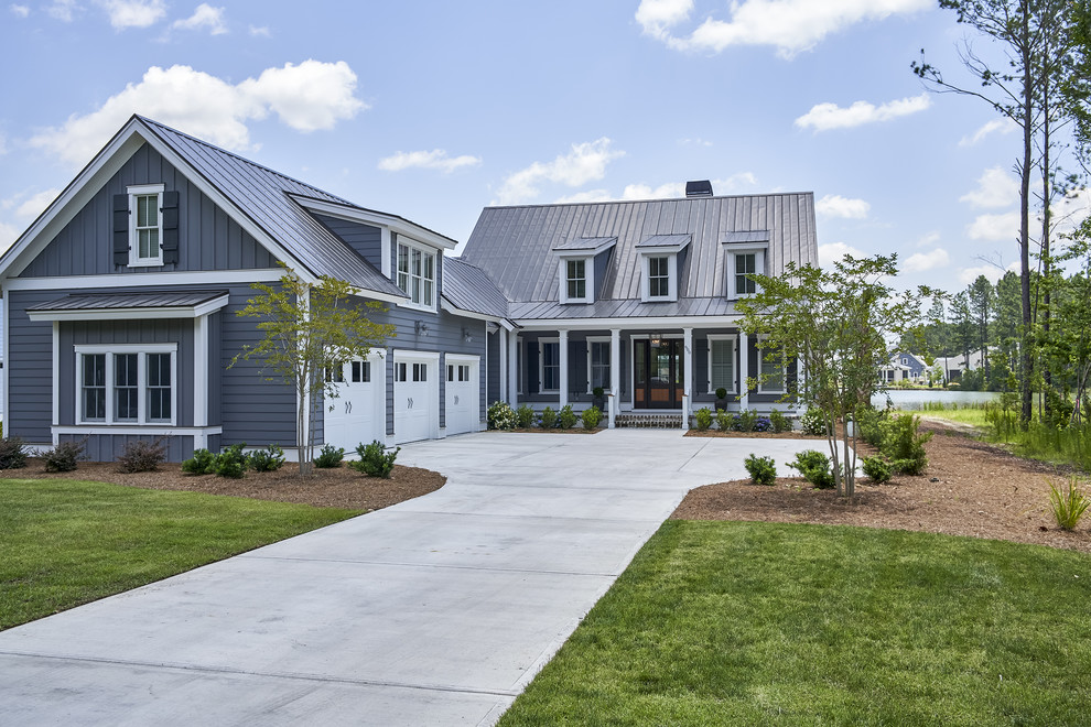 Inspiration pour une grande façade de maison bleue minimaliste en bois à un étage avec un toit en métal.