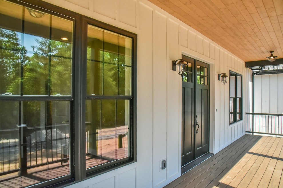 Mittelgroßes, Einstöckiges Country Einfamilienhaus mit Faserzement-Fassade, weißer Fassadenfarbe, Halbwalmdach und Blechdach in Sonstige